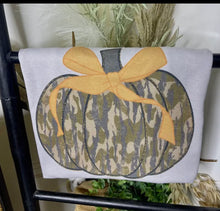 Load image into Gallery viewer, Grey Tee With Camo Pumpkin
